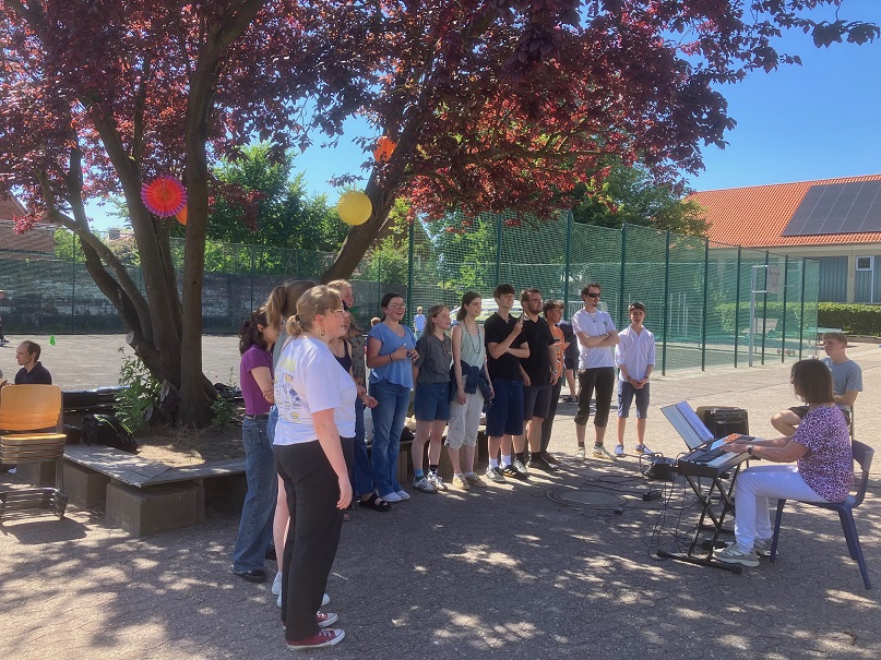 2025 07 01 Chor mit der neuen PV Anlage im Hintergrund HP