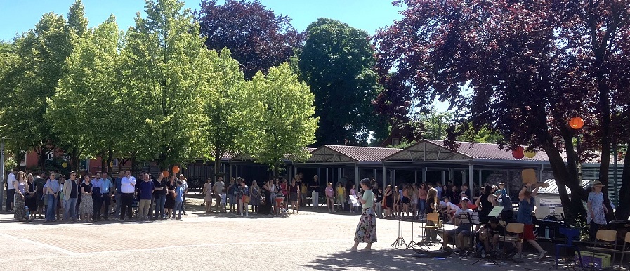 2025 07 01 Gste suchten an diesem heien Tag den Schatten whrend der Rede der Schulleiterin HP