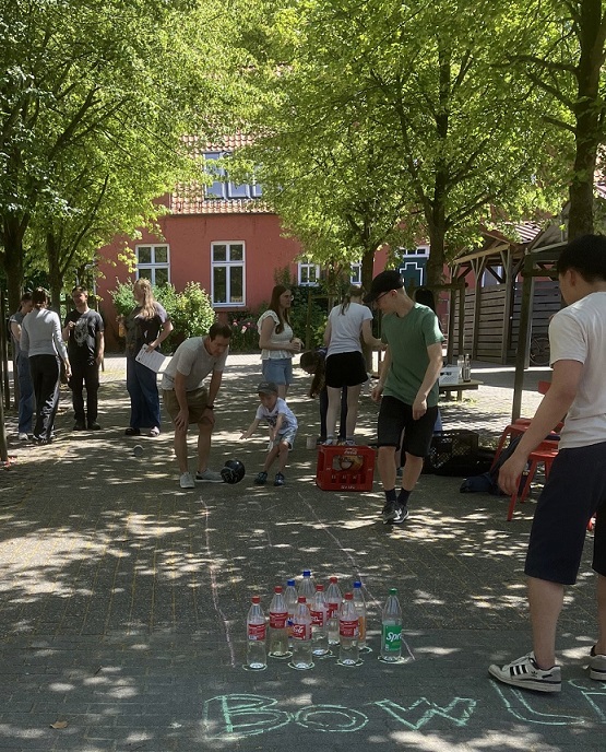2025 07 01 Spiele einer Seminarfachgruppe auf dem Schulhof HP
