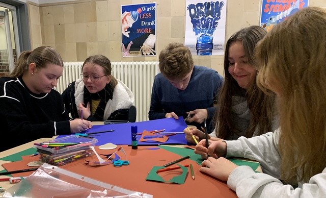 Basteltisch fur Baumschmuck